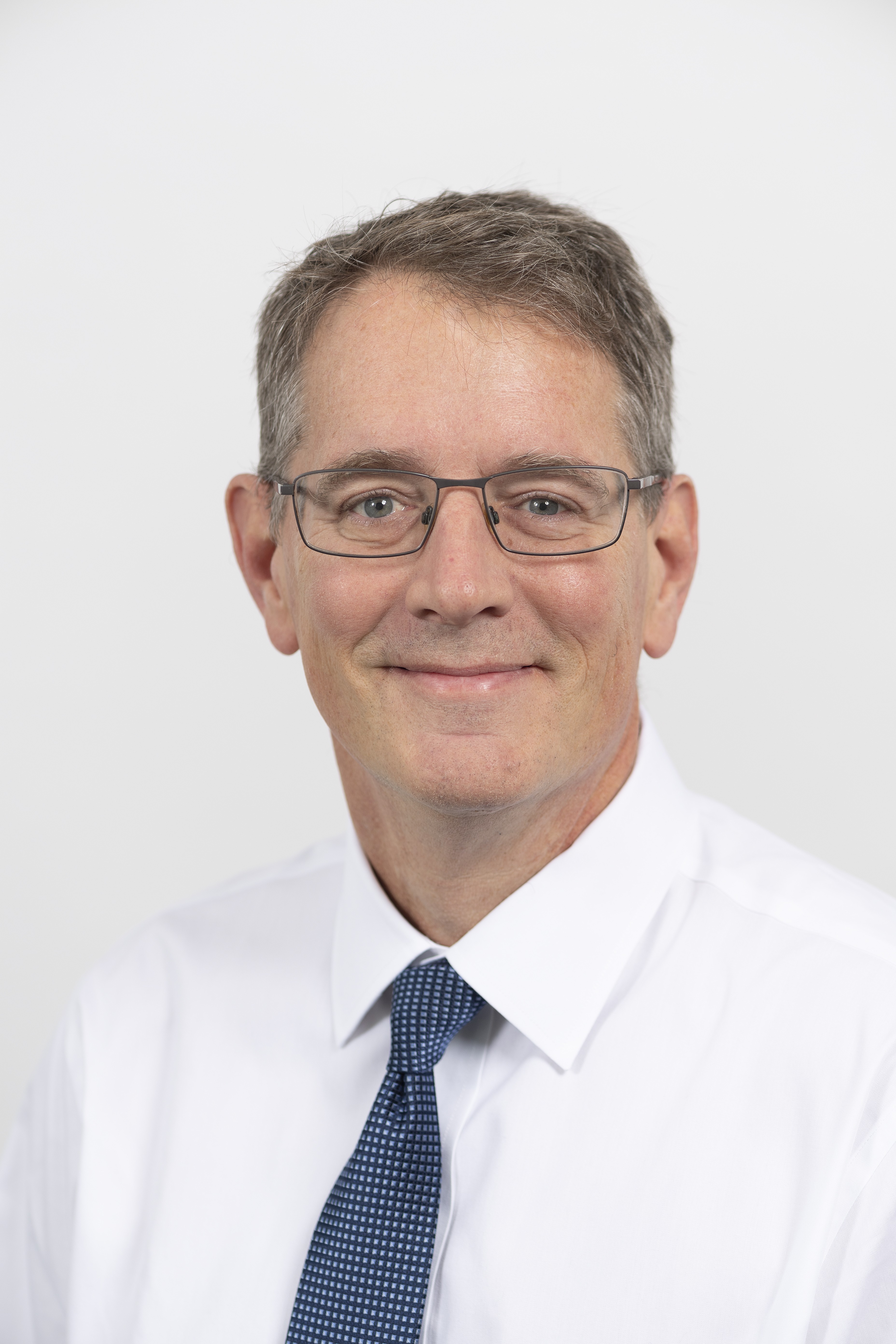 Robert Garda headshot