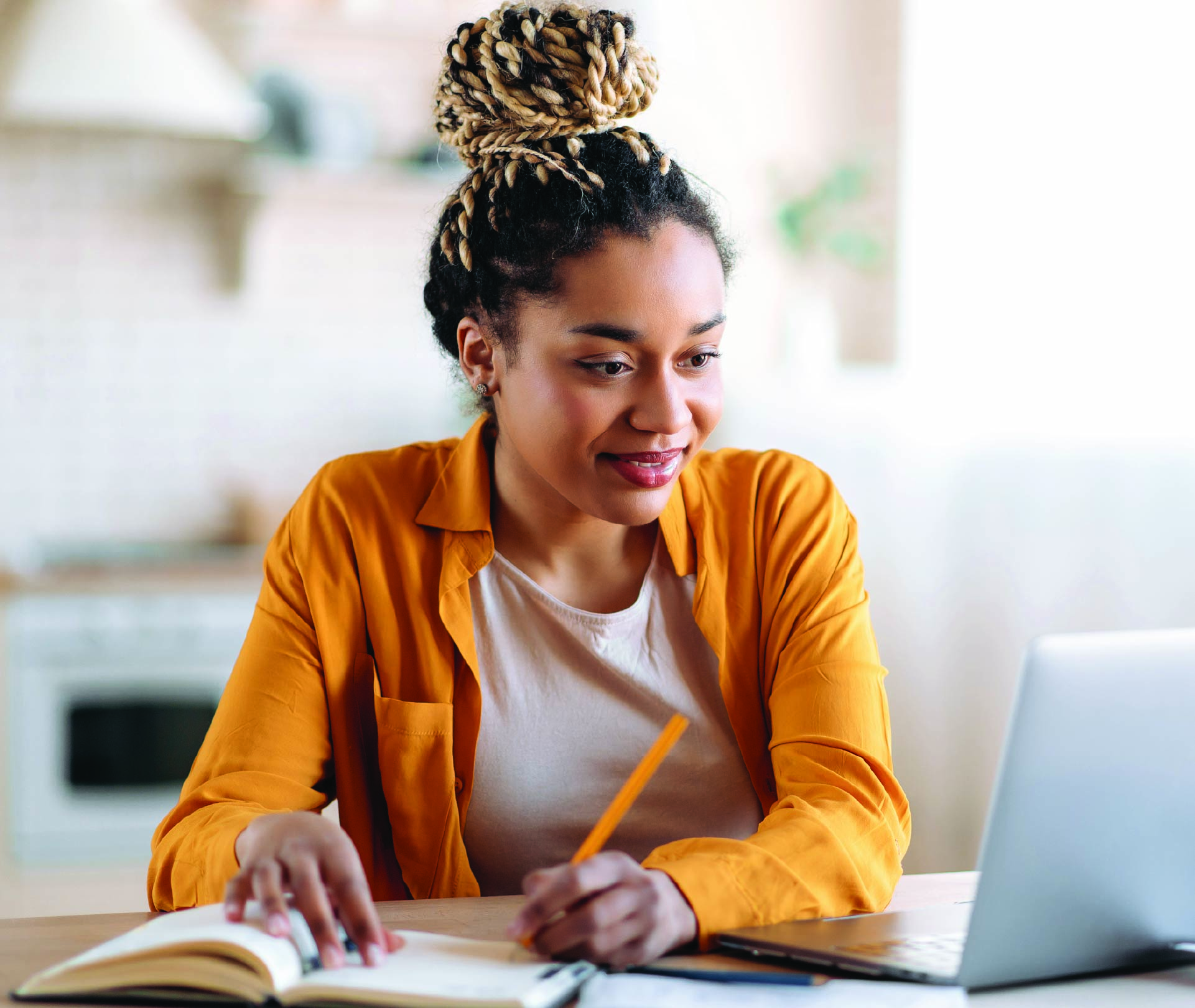 A female Loyola Online student studying